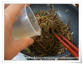 Stir-fry the bracken fern — step photo