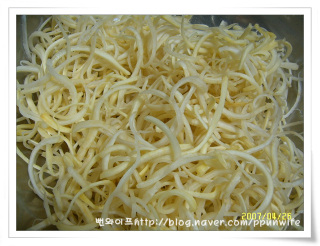 Trim the whole bellflower root — step photo