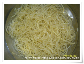 Rinse and squeeze the bellflower root — step photo