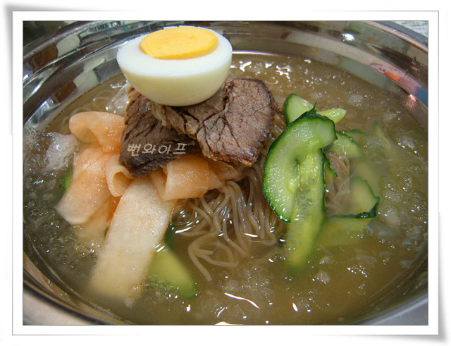 澄んだ深い牛だしの水冷麺の完成写真