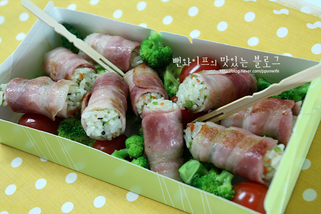 こんがり焼いておでかけにぴったりなベーコン巻きおにぎりの完成写真