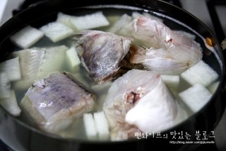 Add radish to the broth — step photo