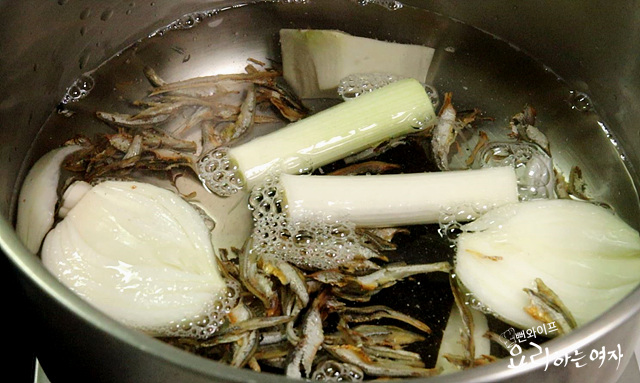 Prepare anchovy broth and green onion — step photo 1