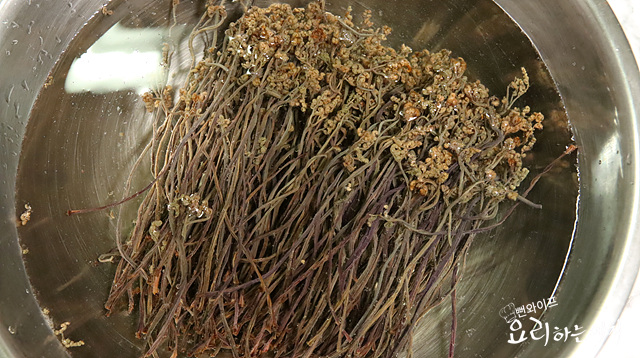 Soak dried bracken fern — step photo 1