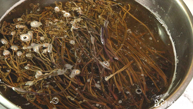 Soak dried bracken fern — step photo 2