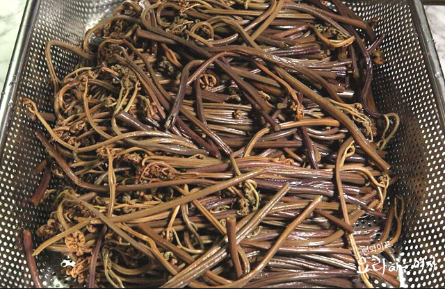 Stir-fry bracken fern — step photo 1
