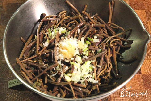 Stir-fry bracken fern — step photo 1