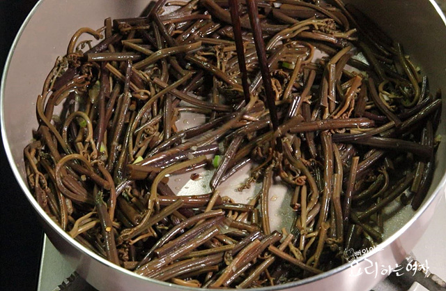 Stir-fry bracken fern — step photo 2
