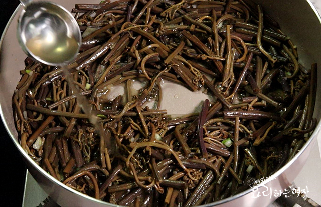 Stir-fry bracken fern — step photo 3
