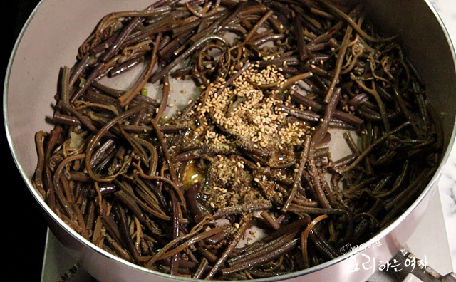 Stir-fry bracken fern — step photo 2