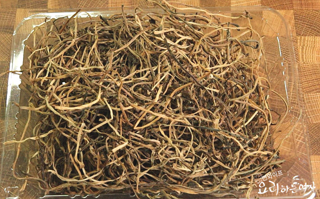 Soak dried sweet potato stems — step photo 1