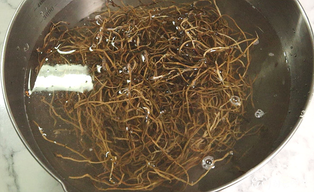Soak dried sweet potato stems — step photo 2