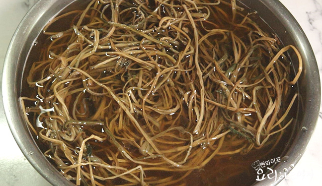 Soak dried sweet potato stems — step photo 3