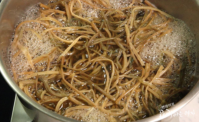 Boil dried sweet potato stems — step photo 1