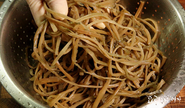 Boil dried sweet potato stems — step photo 2