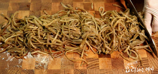 Boil dried sweet potato stems — step photo 3