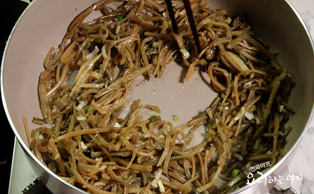 Stir-fry sweet potato stems — step photo 2