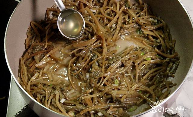 Stir-fry sweet potato stems — step photo 3