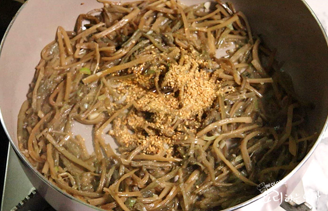 Stir-fry sweet potato stems — step photo 2