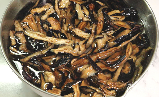 Soak dried eggplant — step photo 2