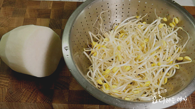 Boil soybean sprouts and radish — step photo 1