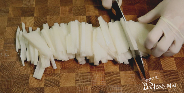 Boil soybean sprouts and radish — step photo 2