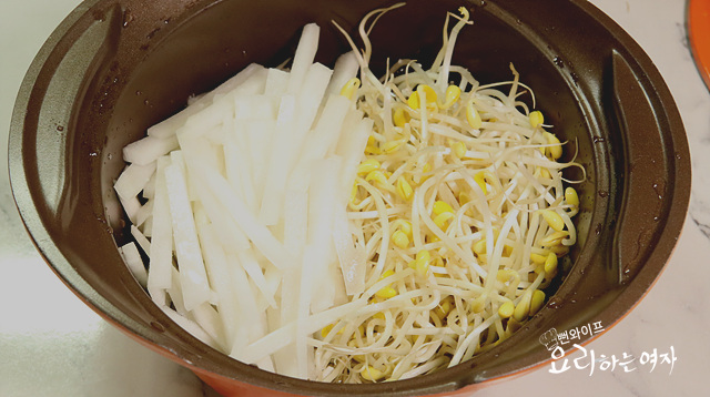 Boil soybean sprouts and radish — step photo 3