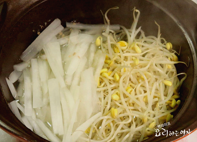 Boil soybean sprouts and radish — step photo 2