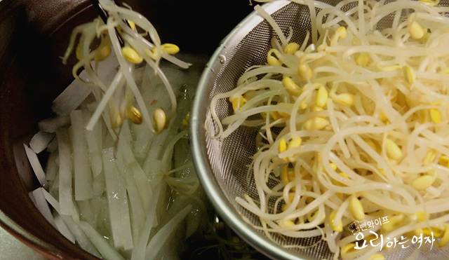 Boil soybean sprouts and radish — step photo 3