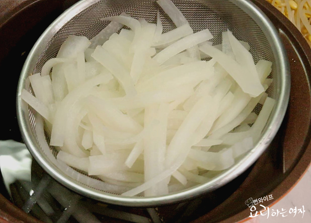 Season radish namul — step photo 1