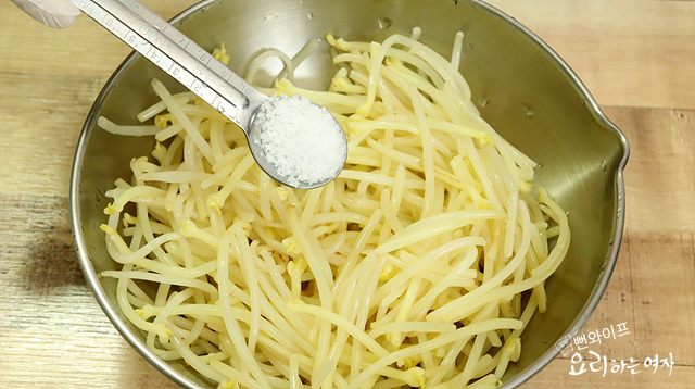 Make the sauce and slice the vegetables — step photo 3