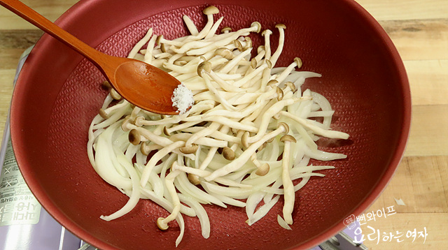 Stir-fry the ingredients — step photo 2
