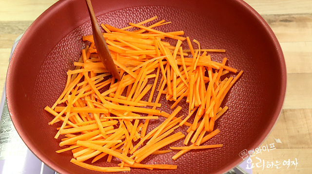 Stir-fry the ingredients — step photo 1