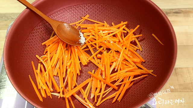 Stir-fry the ingredients — step photo 2