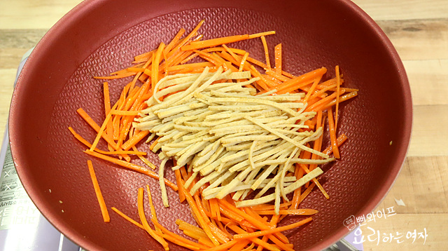 Stir-fry the ingredients — step photo 3
