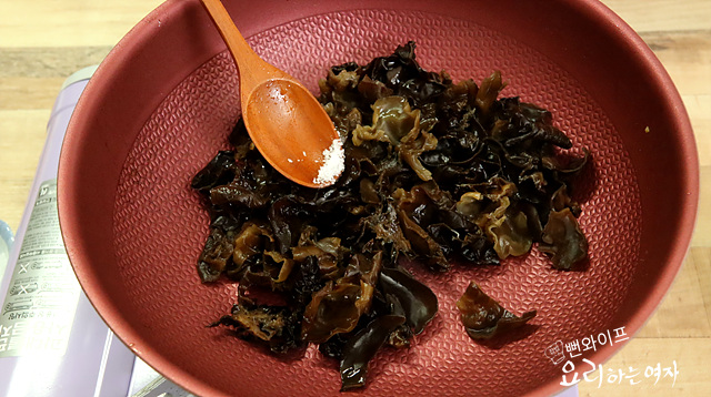 Stir-fry the ingredients — step photo 1
