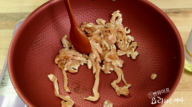 Stir-fry the ingredients — step photo 1