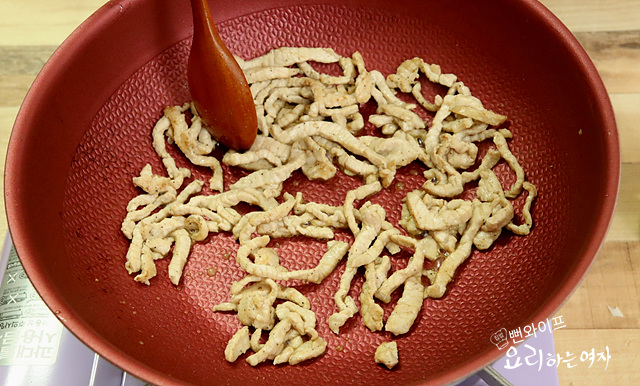 Stir-fry the ingredients — step photo 2
