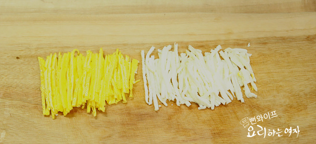 Stir-fry the ingredients — step photo 2