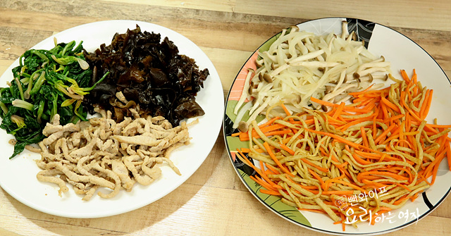 Stir-fry the ingredients — step photo 3
