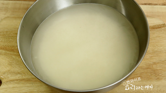 Soak the glutinous rice — step photo 1