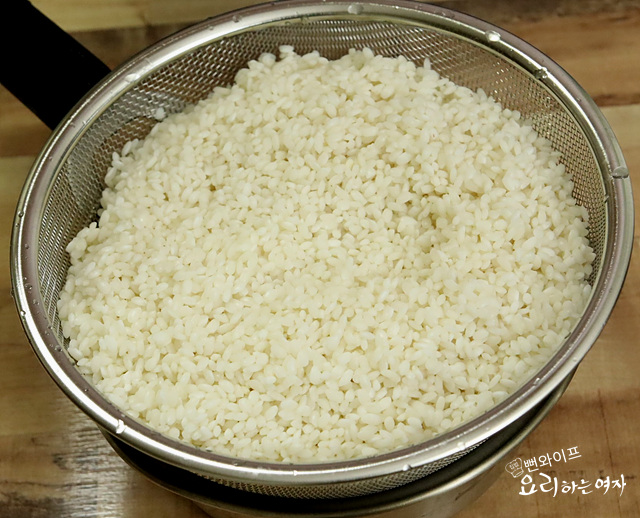 Soak the glutinous rice — step photo 2