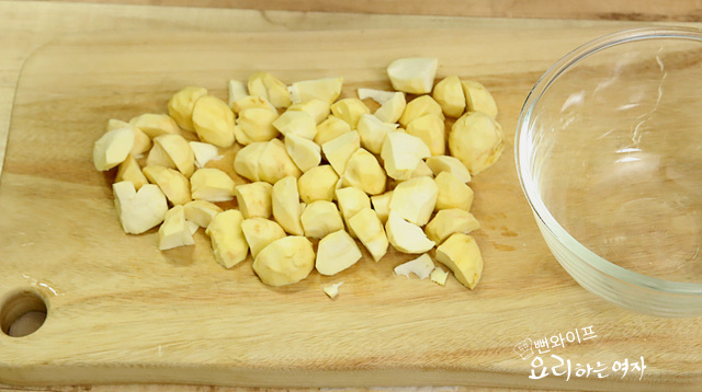 Chop the nuts — step photo 1