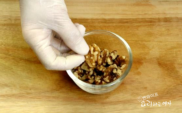 Chop the nuts — step photo 2