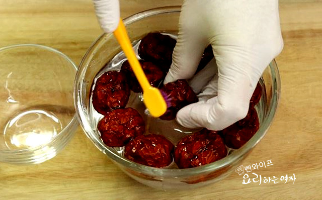 Prepare the dried jujubes — step photo 1