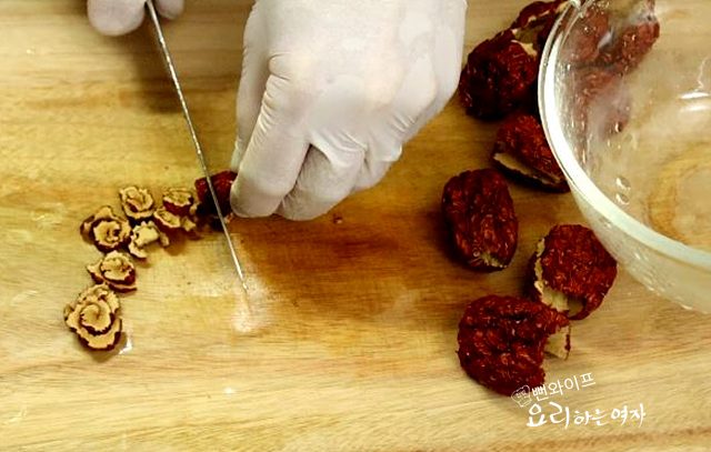 Prepare the dried jujubes — step photo 1