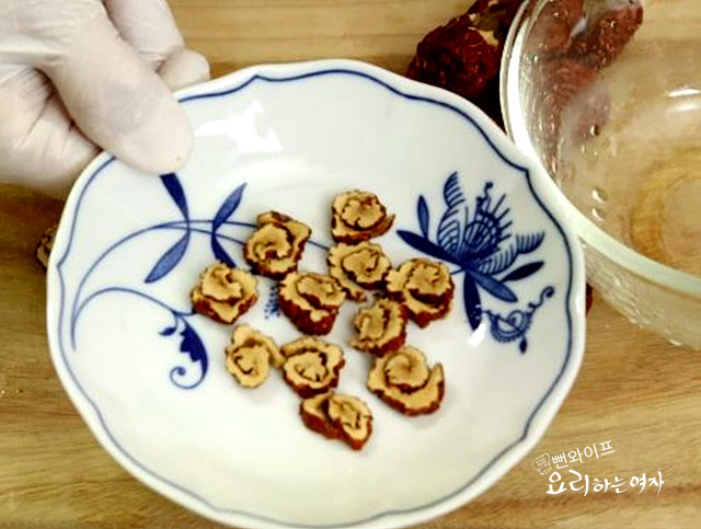 Prepare the dried jujubes — step photo 2