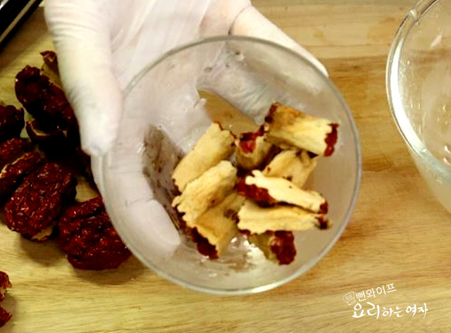 Prepare the dried jujubes — step photo 2