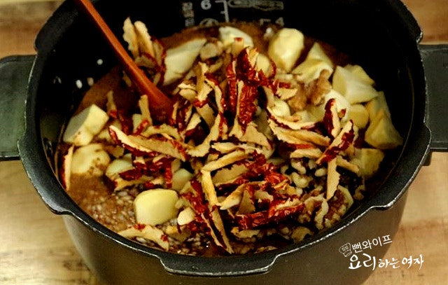 Make the yakbap sauce — step photo 1