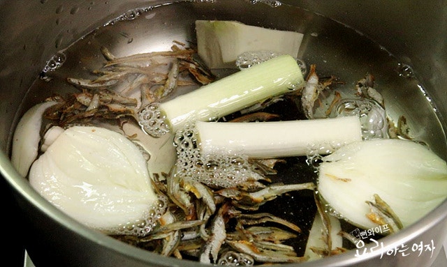 Prepare the broth and mince the green onions — step photo 1